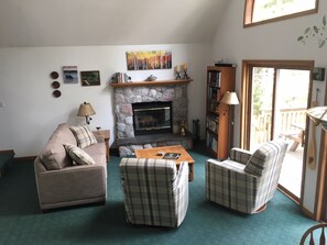 Smart-tv, dvd-afspiller, bøger, musikbibliotek