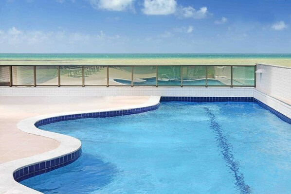 Deluxe Suite Sea View 1° - 23° floor | Pool | Außenpool