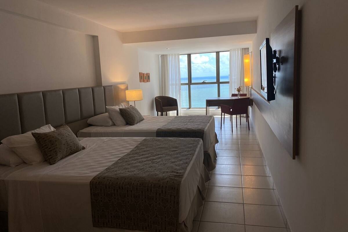 Habitación cuádruple familiar, 2 camas dobles, vistas al mar | 1 dormitorio, caja fuerte, decoración individual y mobiliario individual