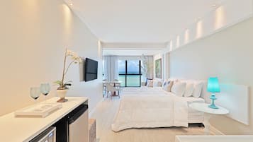 Deluxe Suite Sea View 1° - 23° floor | Caja fuerte, decoración individual, mobiliario individual