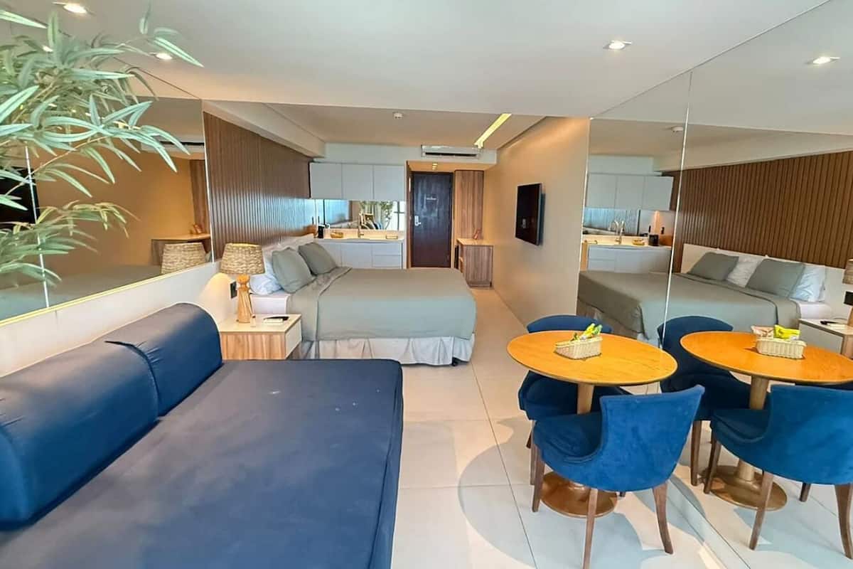 Suite | In-room safe, blackout drapes, soundproofing, WiFi (free)