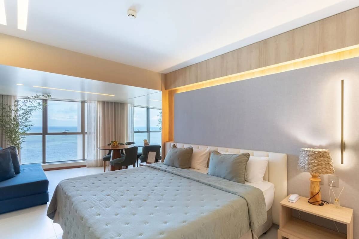 Suite | In-room safe, blackout drapes, soundproofing, WiFi (free)