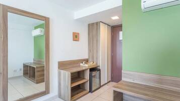 Une salle de bain moderne avec un meuble-lavabo en bois, un miroir et un mur d’accent vert.