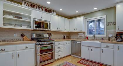 Northern Lights, Hot Tub, Steps to Downtown White Salmon