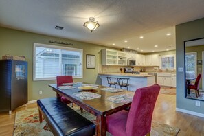 Dining - Northern Lights, Hot Tub, Steps to Downtown White Salmon (White Salmon)