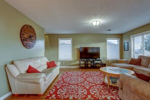 Smart TV, DVD player, books - Northern Lights, Hot Tub, Steps to Downtown White Salmon (White Salmon)