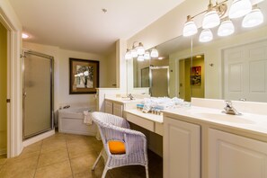 Condo, 3 chambres | Salle de bain | Ensemble baignoire-douche, baignoire profonde, serviettes fournies