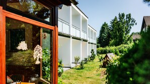 A modern building with a white facade and a balcony. - Hotel Hasselhof Superior (Braunlage)
