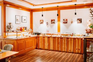 Free daily buffet breakfast 