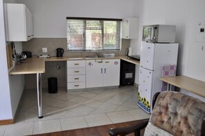Room (The Fern) | Private kitchen | Fridge, microwave, stovetop, electric kettle - Paris Road Studio (Cape Town)