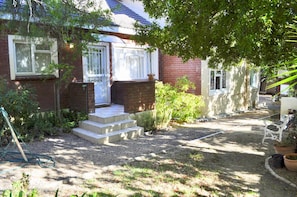 Cottage (Rosemary's) | Terrace/patio - Paris Road Studio (Cape Town)
