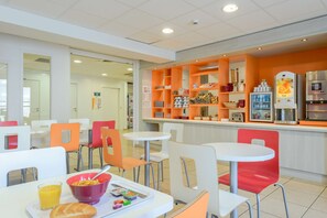 Café da manhã mediante uma taxa