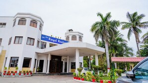Entrada de hotel con un letrero que dice 'Royal Residence'.