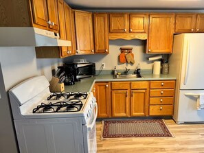 Fridge, microwave, oven, stovetop - Peaceful Getaway - 12 Mins to Saratoga Race Track (Saratoga Springs)