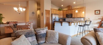 River Scene - Just Across Bridge to White Salmon - Quiet, River & Gorge Views, A/C