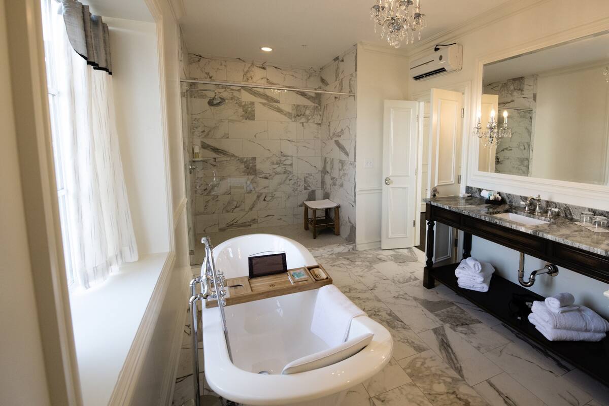 grand room, non smoking, private bathroom (2nd floor) | bathroom | designer toiletries, hair dryer, bathrobes, towels