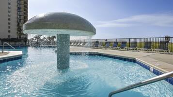 Innendørsbasseng og et oppvarmet basseng