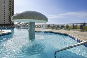 Innendørsbasseng og et oppvarmet basseng