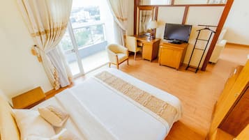 Suite, vista a la ciudad | Minibar, caja de seguridad en la habitación, escritorio y wifi gratis