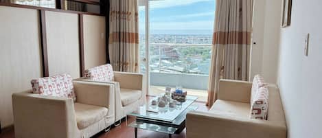 Suite, vista a la ciudad | Minibar, caja de seguridad en la habitación, escritorio y wifi gratis