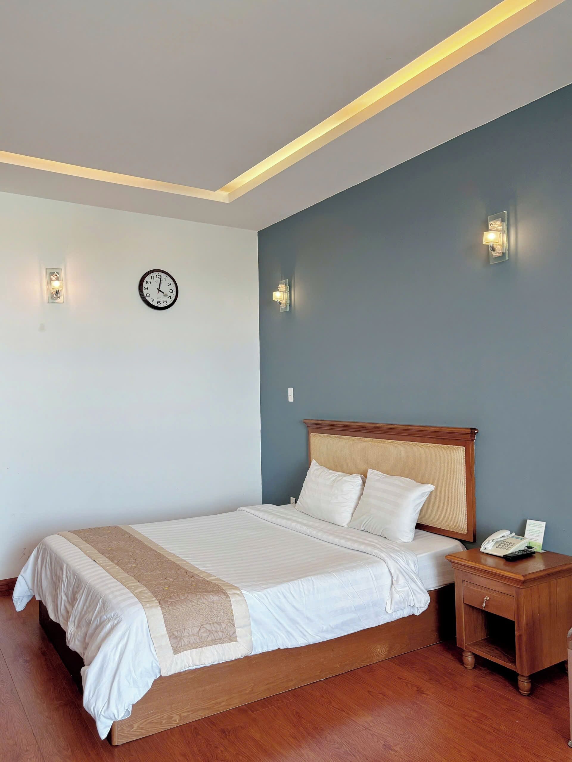 迷你吧、房內夾萬、書桌、免費 Wi-Fi