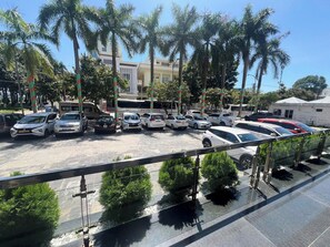 Vista frontal de la propiedad