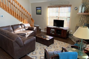 TV connectée, cheminée, lecteur de DVD, table de tennis de table