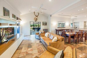 Tv, eldstad, dvd-spelare och böcker