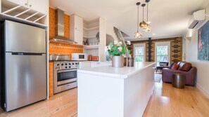 Kylskåp, mikrovågsugn, ugn och spishäll