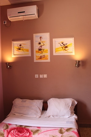 Standard Room | Minibar, individually decorated, individually furnished, desk - Indra Hotel (Yaoundé)