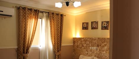 Habitación superior | Minibar, decoración personalizada, muebles diferentes y escritorio