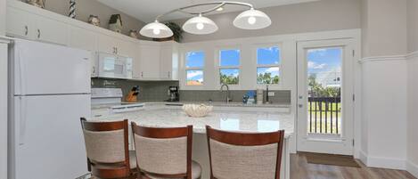 Refrigerador, microondas, horno y lavavajillas