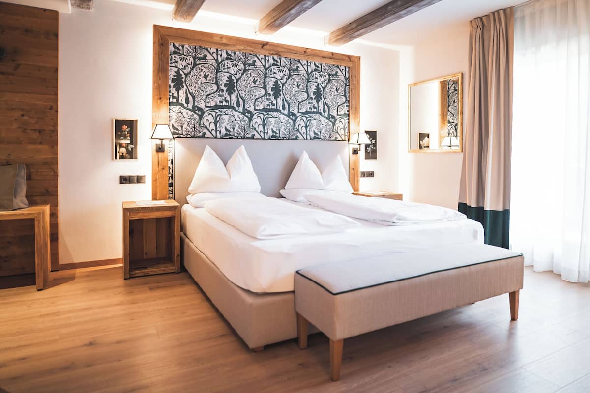 In-room safe, desk, laptop workspace, free WiFi