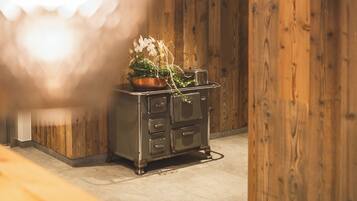 Ein Zimmer mit Holzwandverkleidung, einer Küchenzeile mit Schränken und einem Blumentopf auf der Arbeitsfläche.