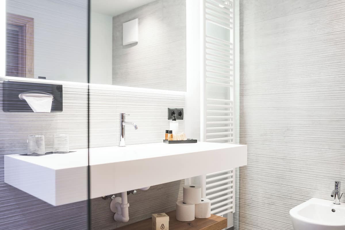 comfort double room | bathroom | shower, free toiletries, hair dryer, towels