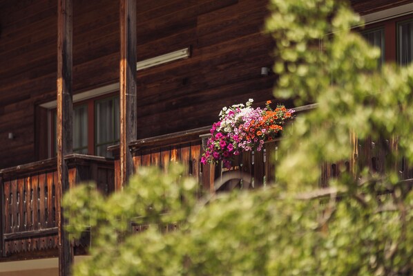 A wooden building with a balcony. - Arthotel Gratschwirt (Dobbiaco)