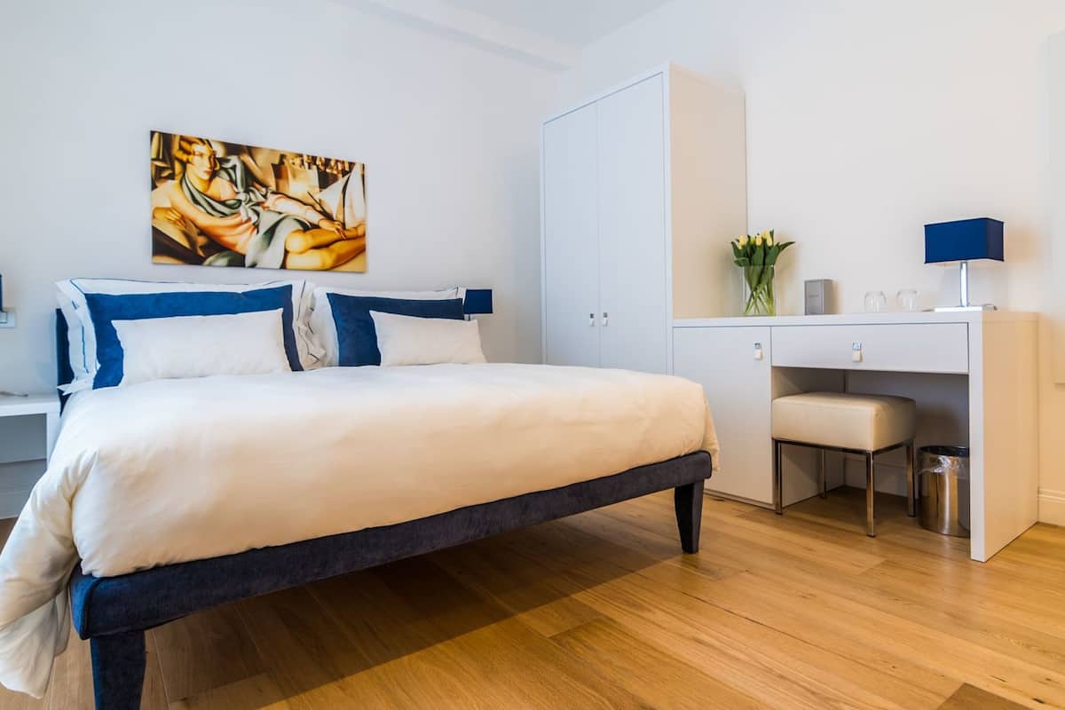 Ropa de cama de alta calidad, cubrecamas y minibar