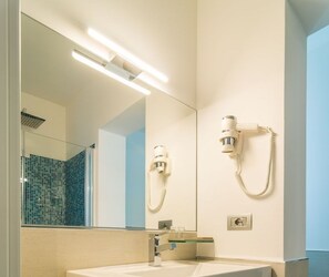 Habitació individual clàssica | Bany | Dutxa, articles de tocador gratuïts, assecador de cabells i barnussos 