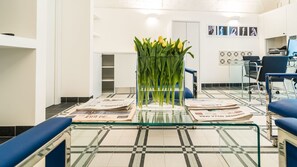 Lobby-lounge