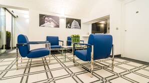 Lobby sitting area - Cafe Bleu Relais (Sassari)