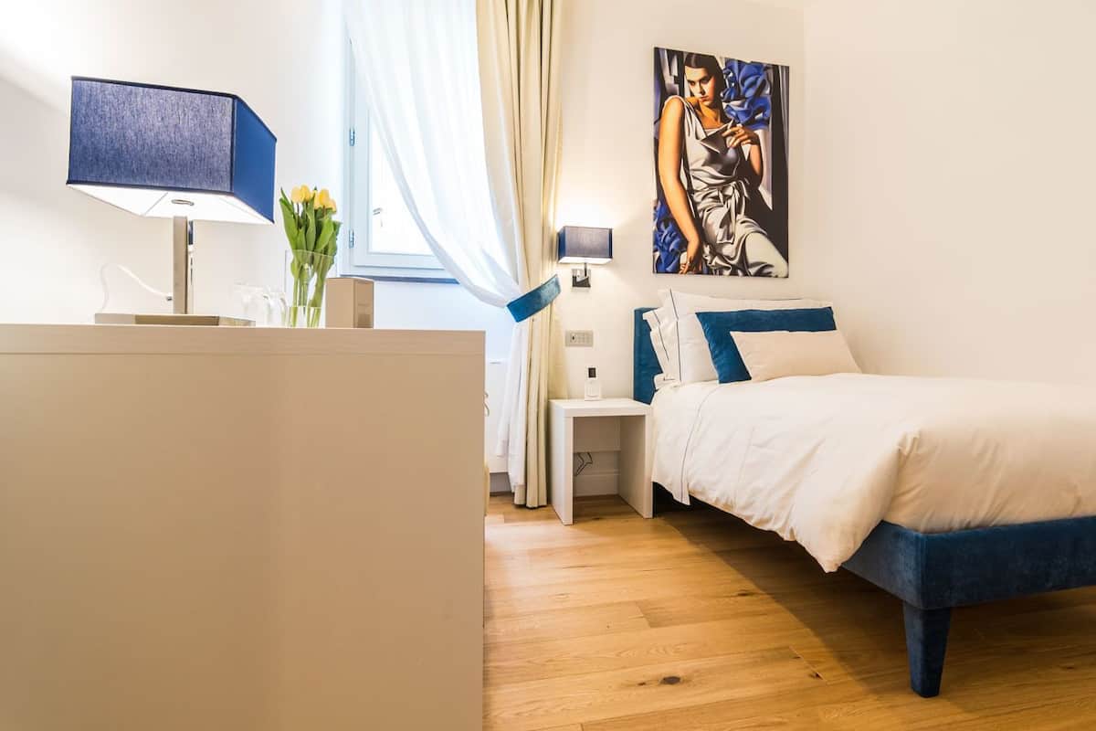 Ropa de cama de alta calidad, cubrecamas y minibar