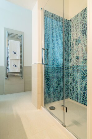 Classic Room, 1 Queen Bed | Bathroom shower - Cafe Bleu Relais (Sassari)