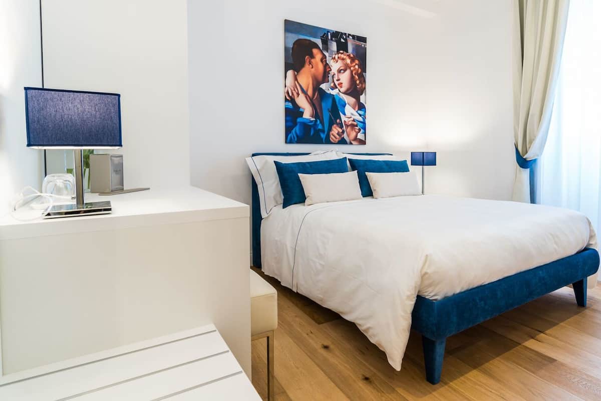 Ropa de cama de alta calidad, cubrecamas y minibar