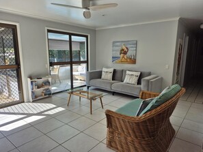 Flat-screen TV, DVD player, books, video library - Beerwah House, 3Bedroom , swimming pool, near Australia Zoo, Sunshine Coast (Beerwah)