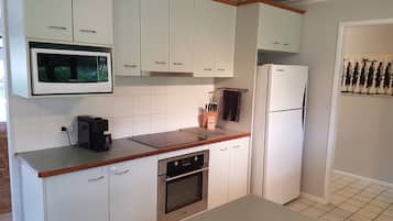 Full-size fridge, microwave, oven, stovetop