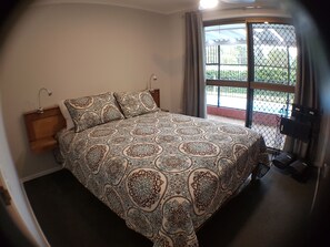 3 bedrooms, iron/ironing board, WiFi, bed sheets - Beerwah House, 3Bedroom , swimming pool, near Australia Zoo, Sunshine Coast (Beerwah)