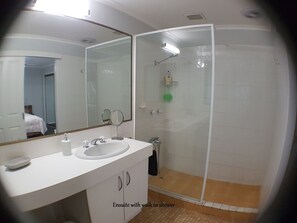 Shower, hair dryer, bathrobes, towels - Beerwah House, 3Bedroom , swimming pool, near Australia Zoo, Sunshine Coast (Beerwah)