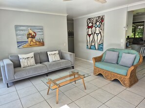 Televisión de pantalla plana, reproductor de DVD, libros y videoteca