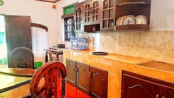 Deluxe Room | Private kitchen | Fridge, microwave, oven, stovetop