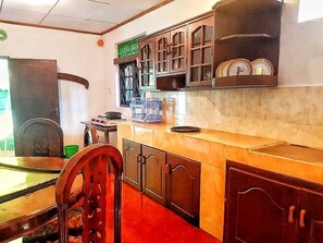 Deluxe Room | Private kitchen | Fridge, microwave, oven, stovetop